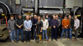 Équipe de Mécanique & Transport Steeve Samson dans l’atelier mécanique à Saint-Gilles, Lotbinière, Québec.